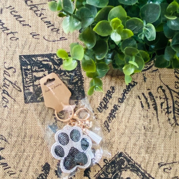 Puffy Paw Purse Charm and Keychain 🐾 - Picture 2 of 3